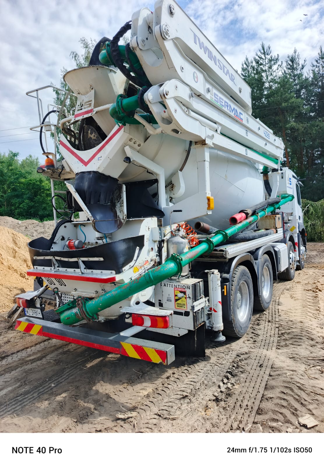 Pompa do betonu Truck Bet — Sermac Twinstar na placu budowy